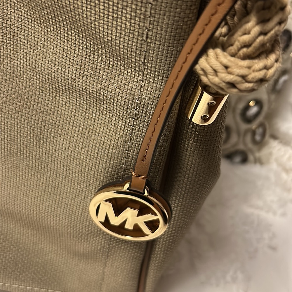 Michael Kors Isla - Canvas and leather - Picture 7 of 8